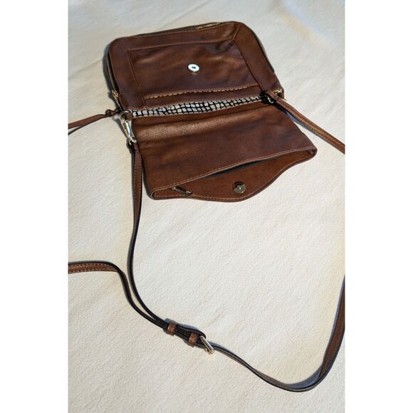 cute and practical Moda Luxe clutch with removable crossbody strap - Picture 2 of 6